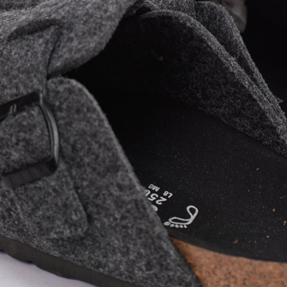 قباقيب بيرك رمادية مسلحة بنبات أسود