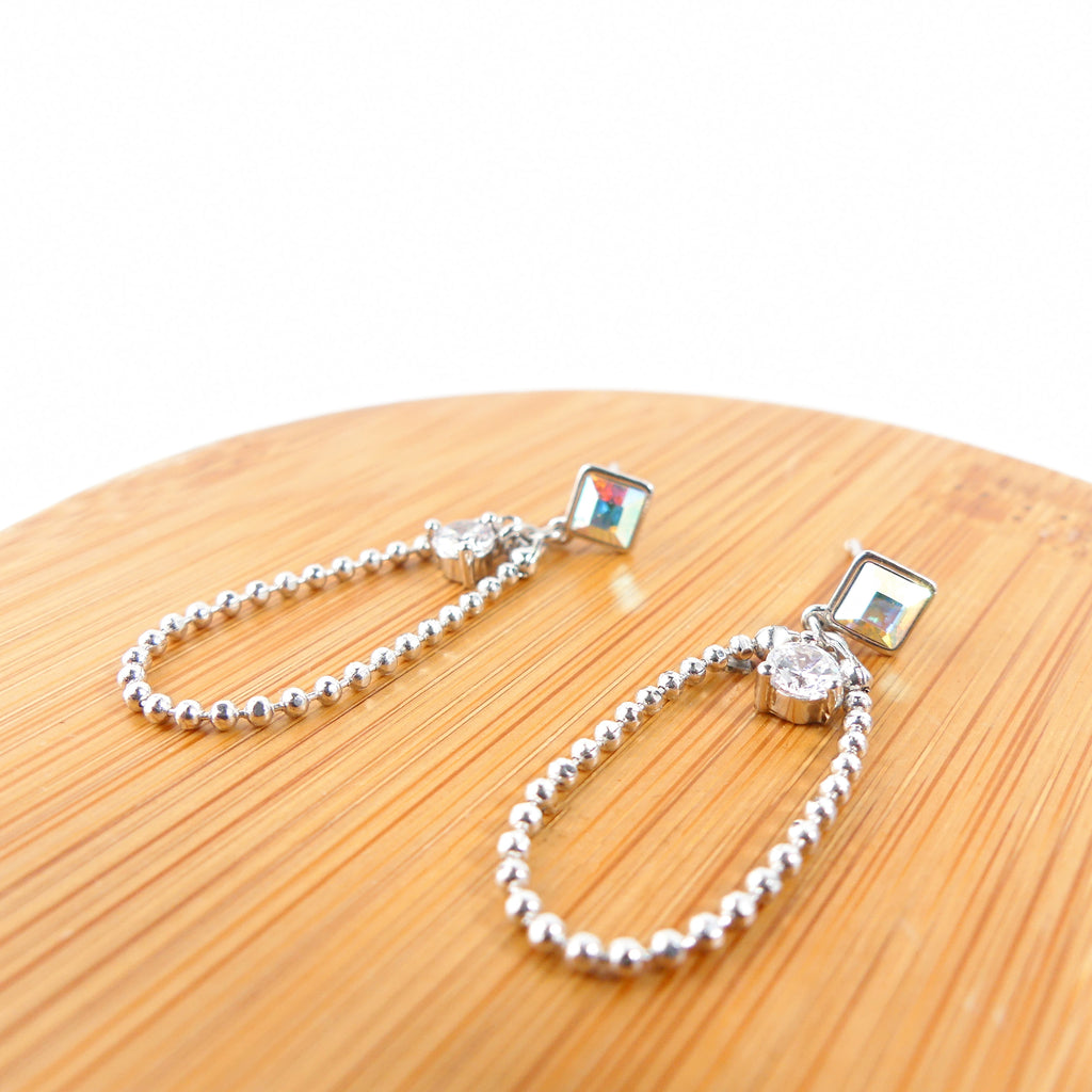 Boucle d'oreille petit carré blanc reflet