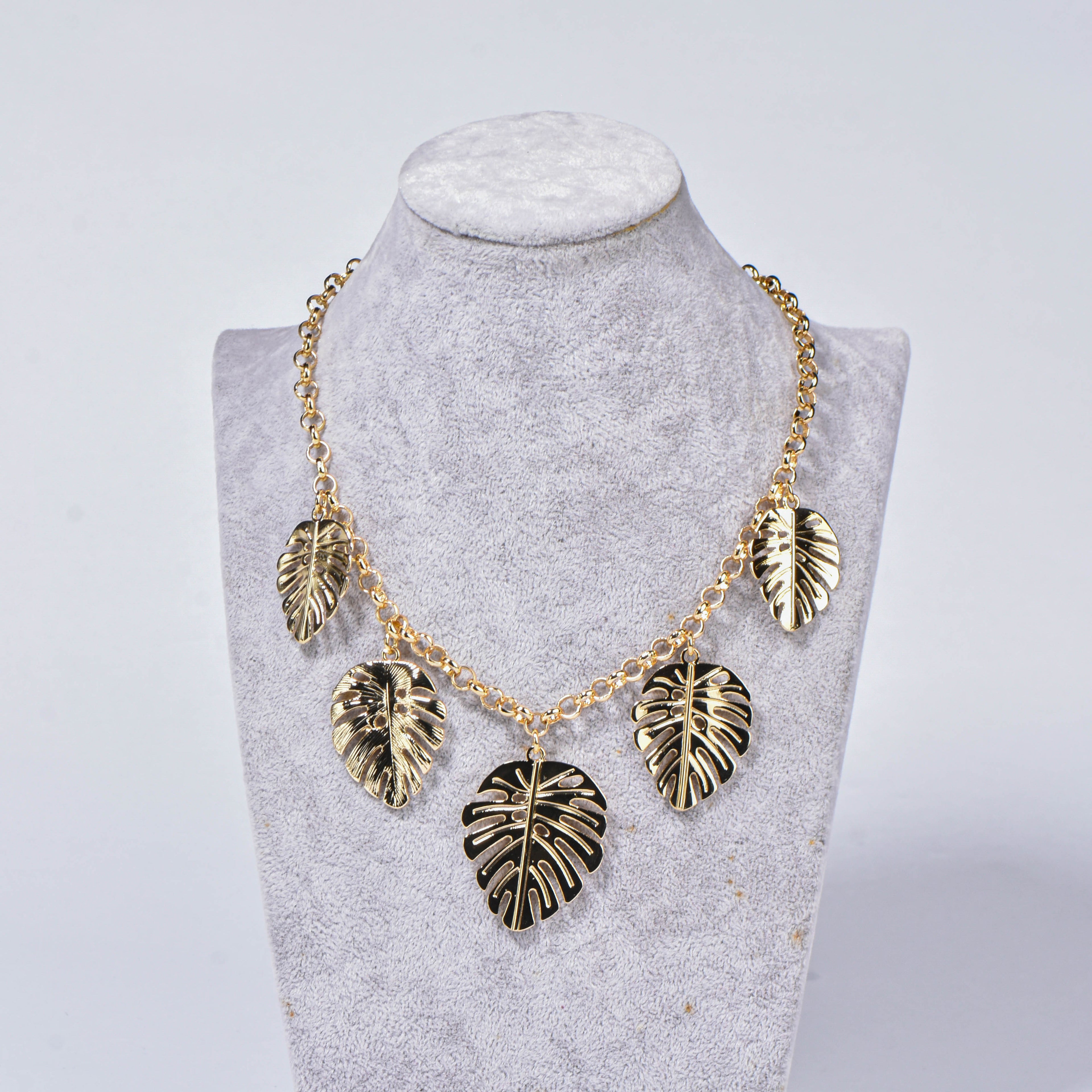 BREEZE LEAF NECKLACE