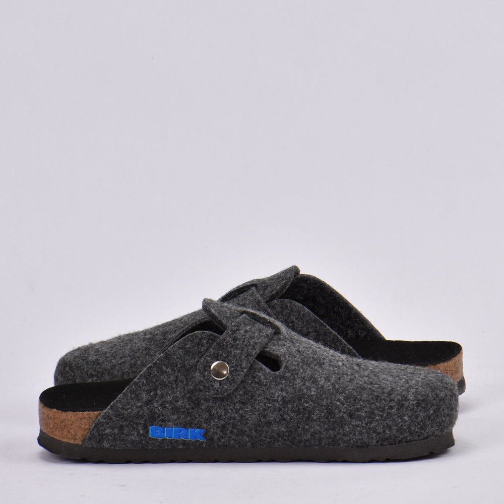 قباقيب بيرك رمادية مسلحة بنبات أسود