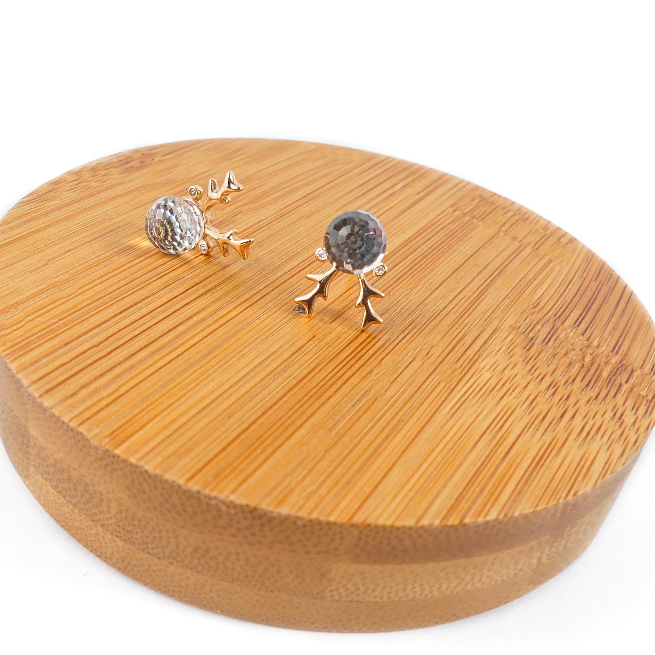 boucle d'oreille gazelle boule reflet blanc