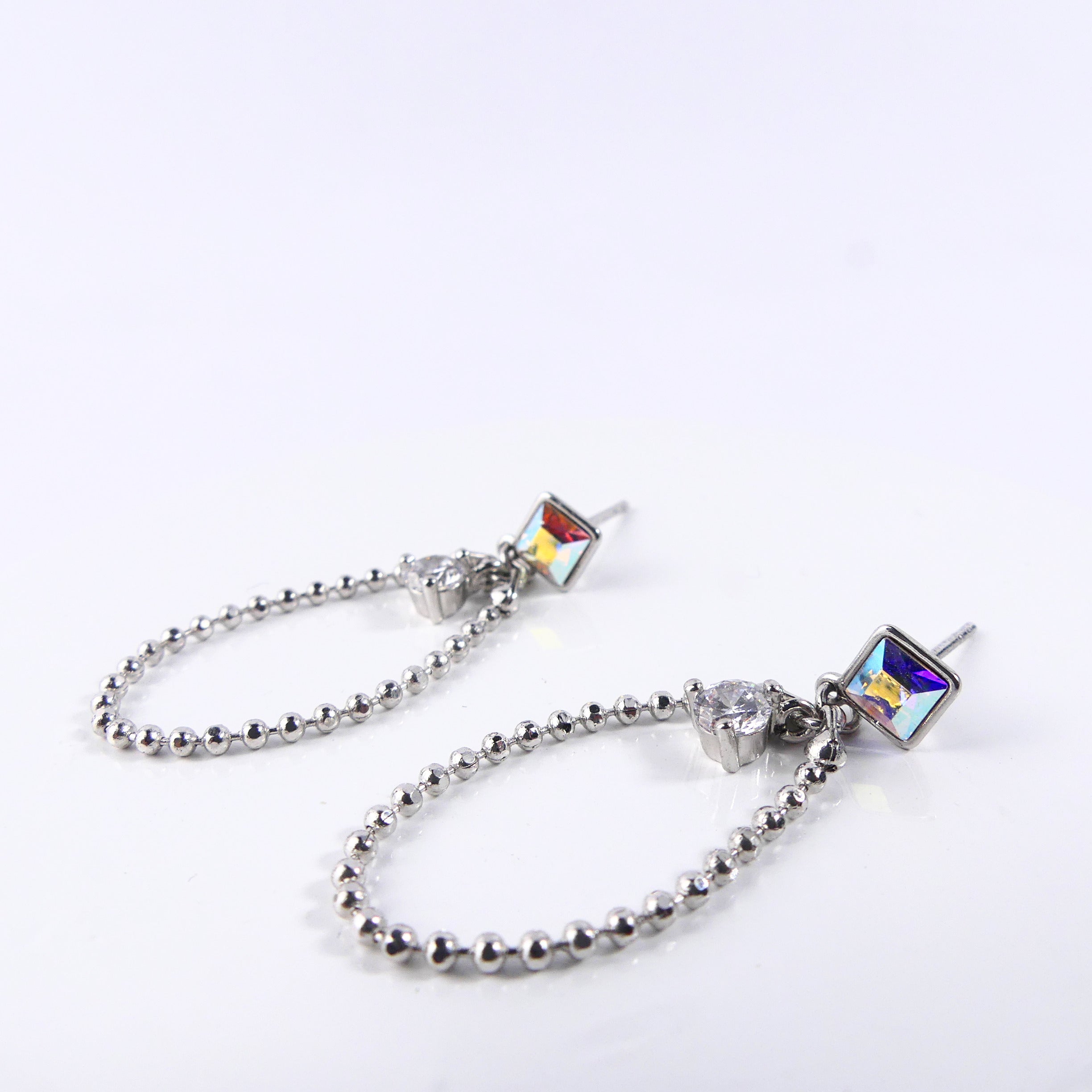 Boucle d'oreille petit carré blanc reflet
