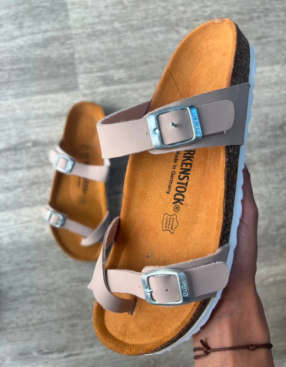 Mayari — Sandale beige homme, détail