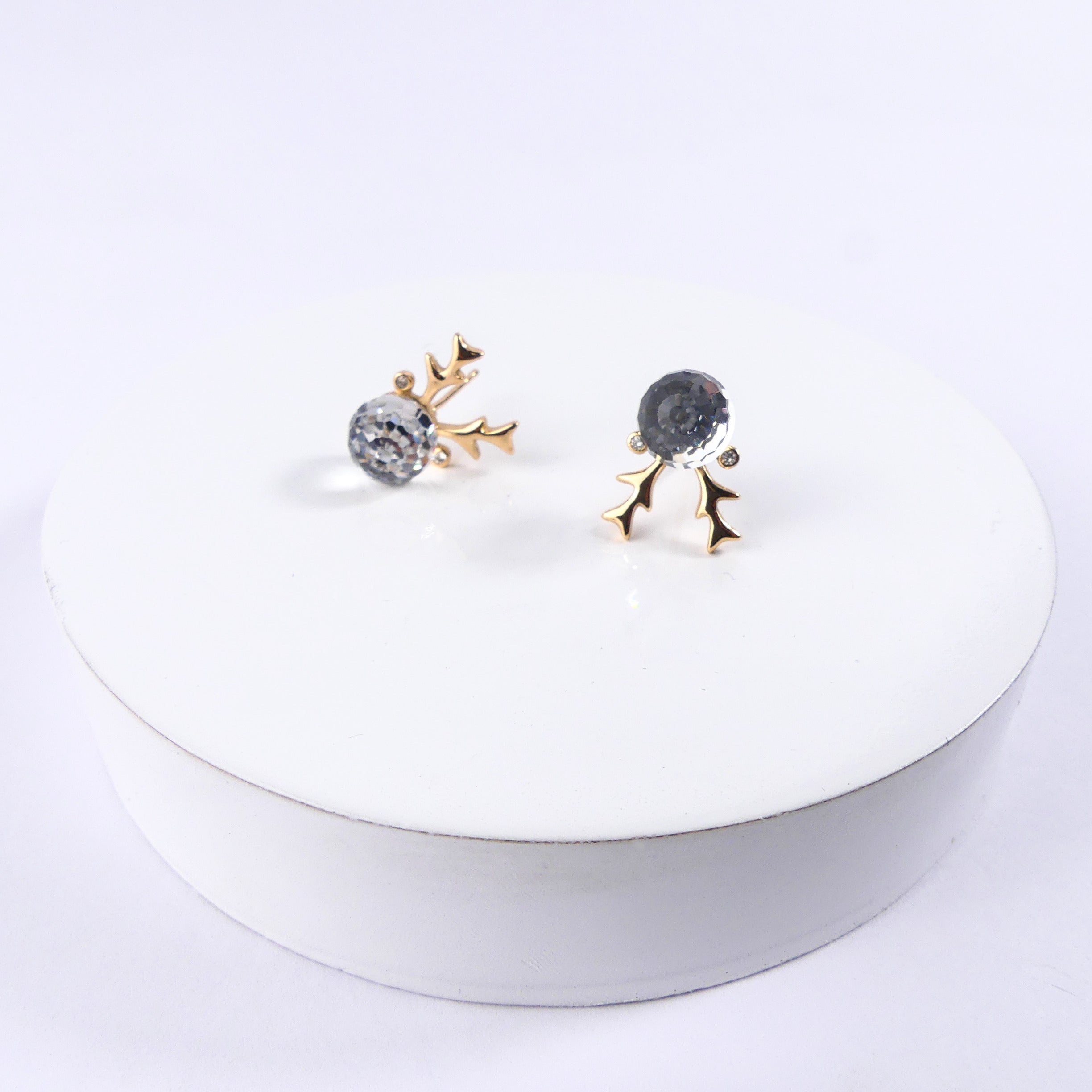 boucle d'oreille gazelle boule reflet blanc