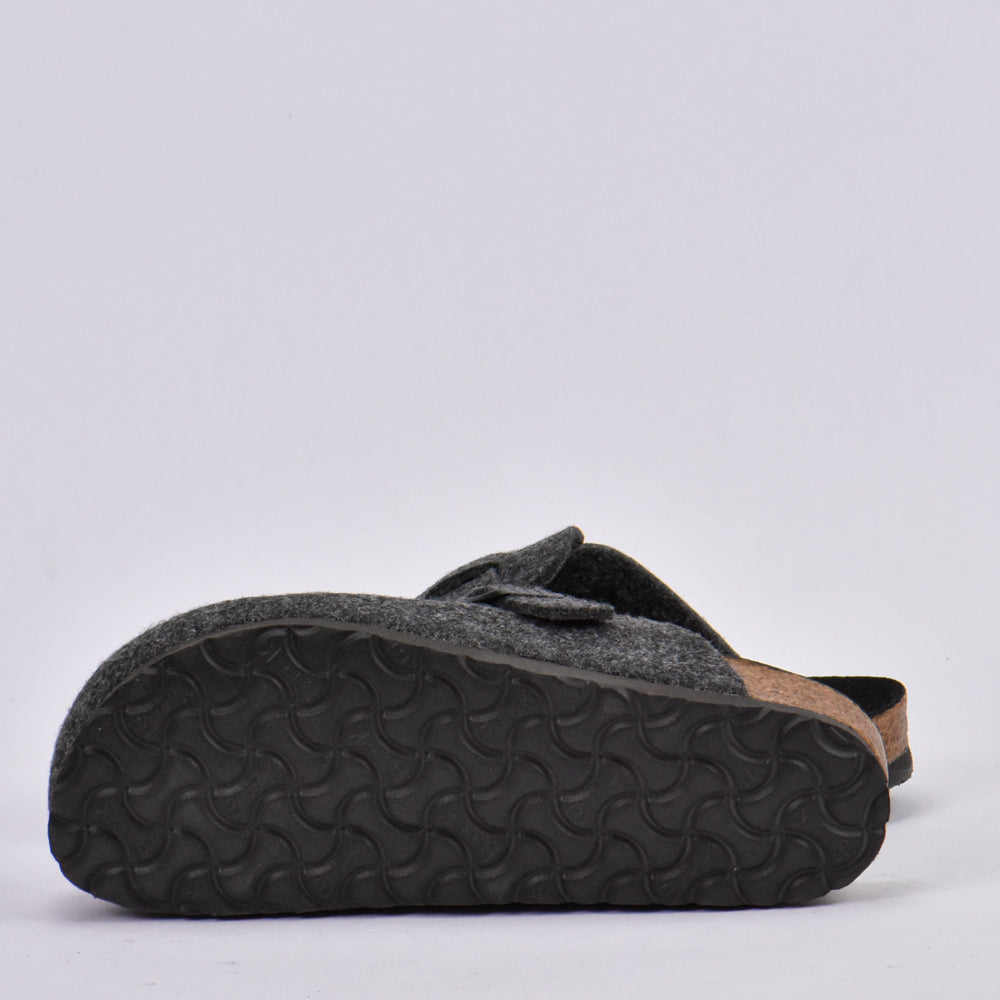 قباقيب بيرك رمادية مسلحة بنبات أسود