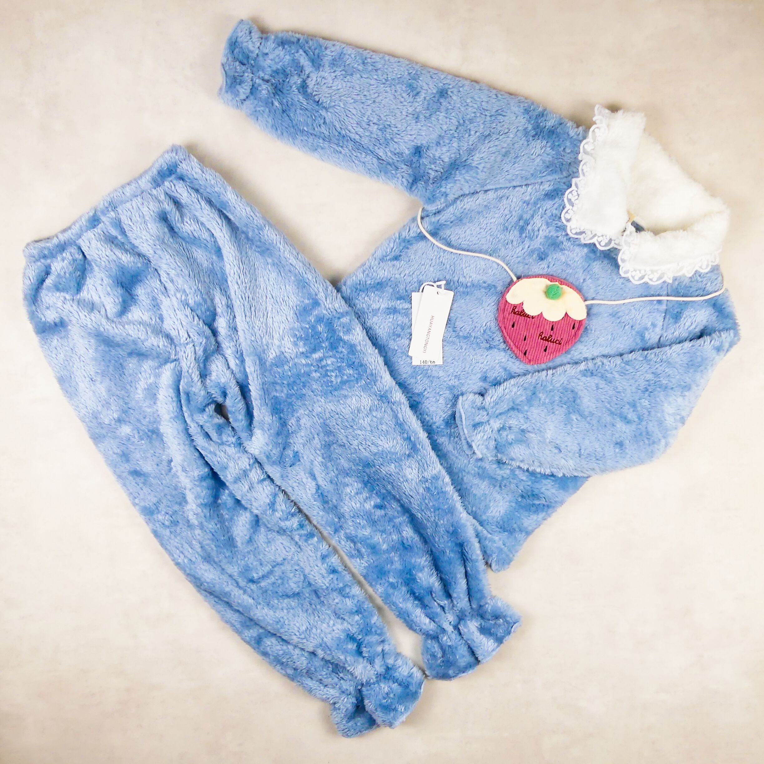pyjama fourrure bleu -col blanc (SAC FRAISE ) 4434
