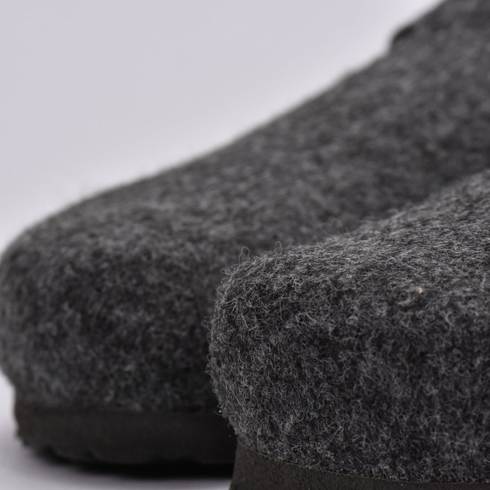 قباقيب بيرك رمادية مسلحة بنبات أسود