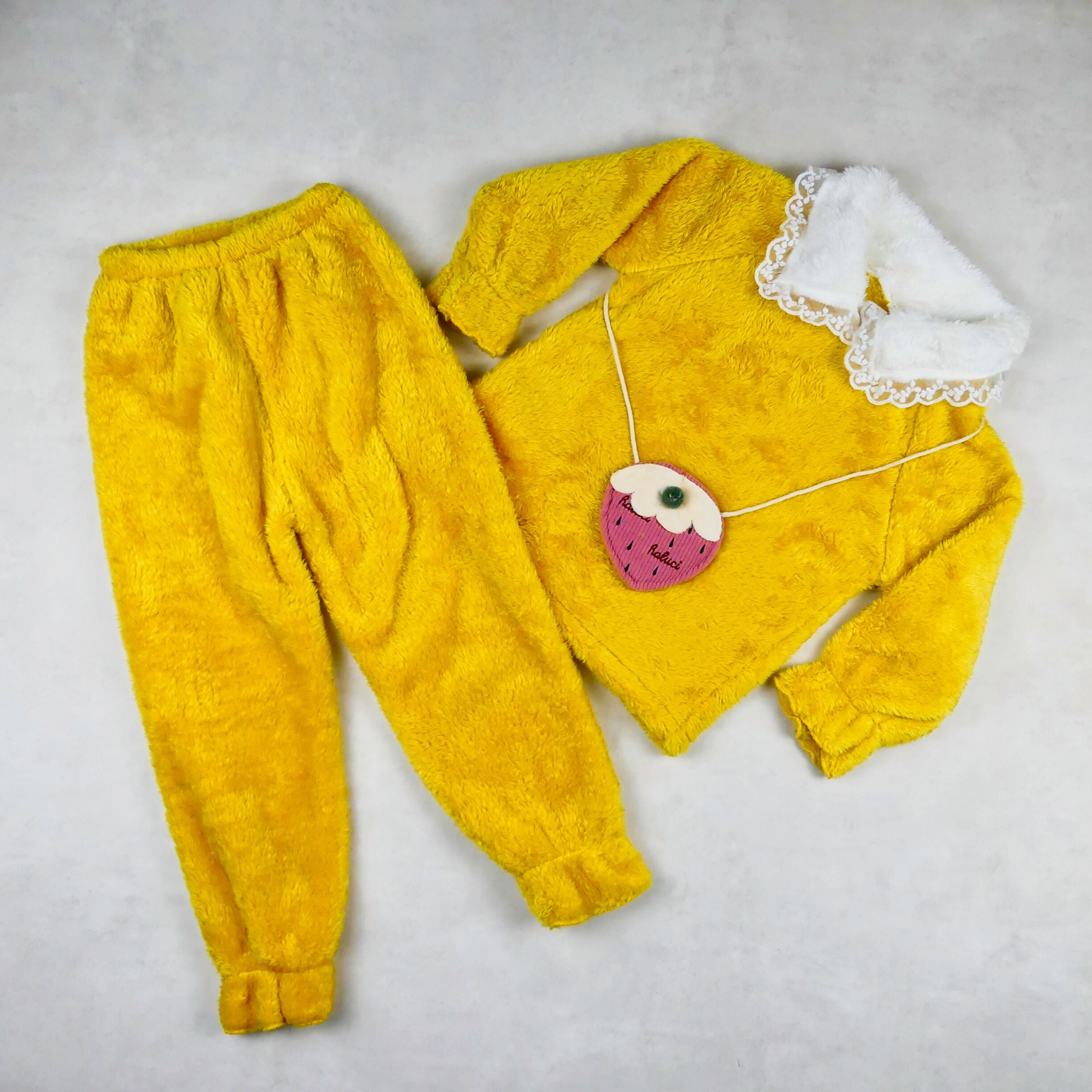pyjama fourrure jaune -sac fraise 4435