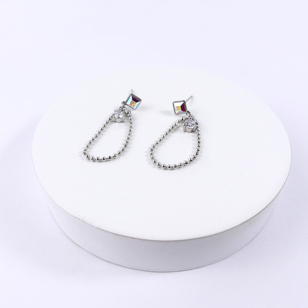 Boucle d'oreille petit carré blanc reflet
