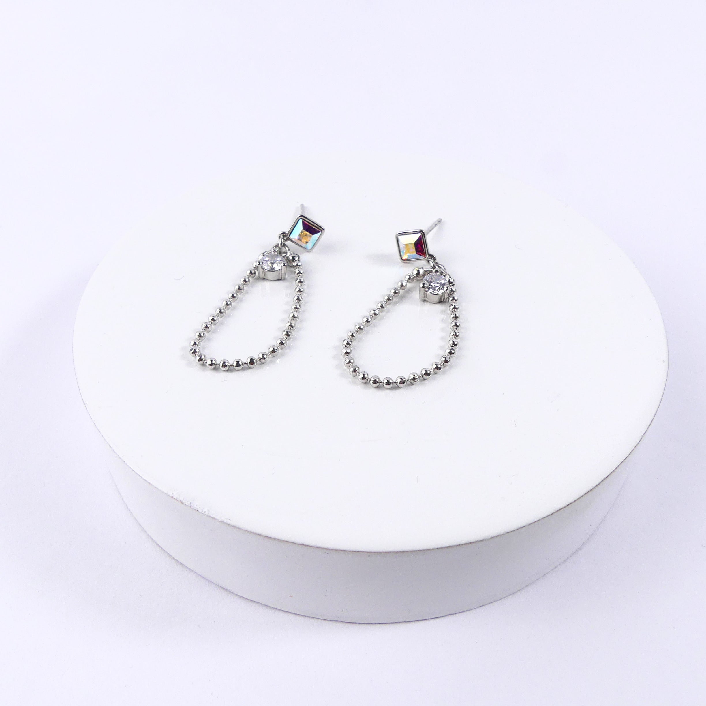 Boucle d'oreille petit carré blanc reflet