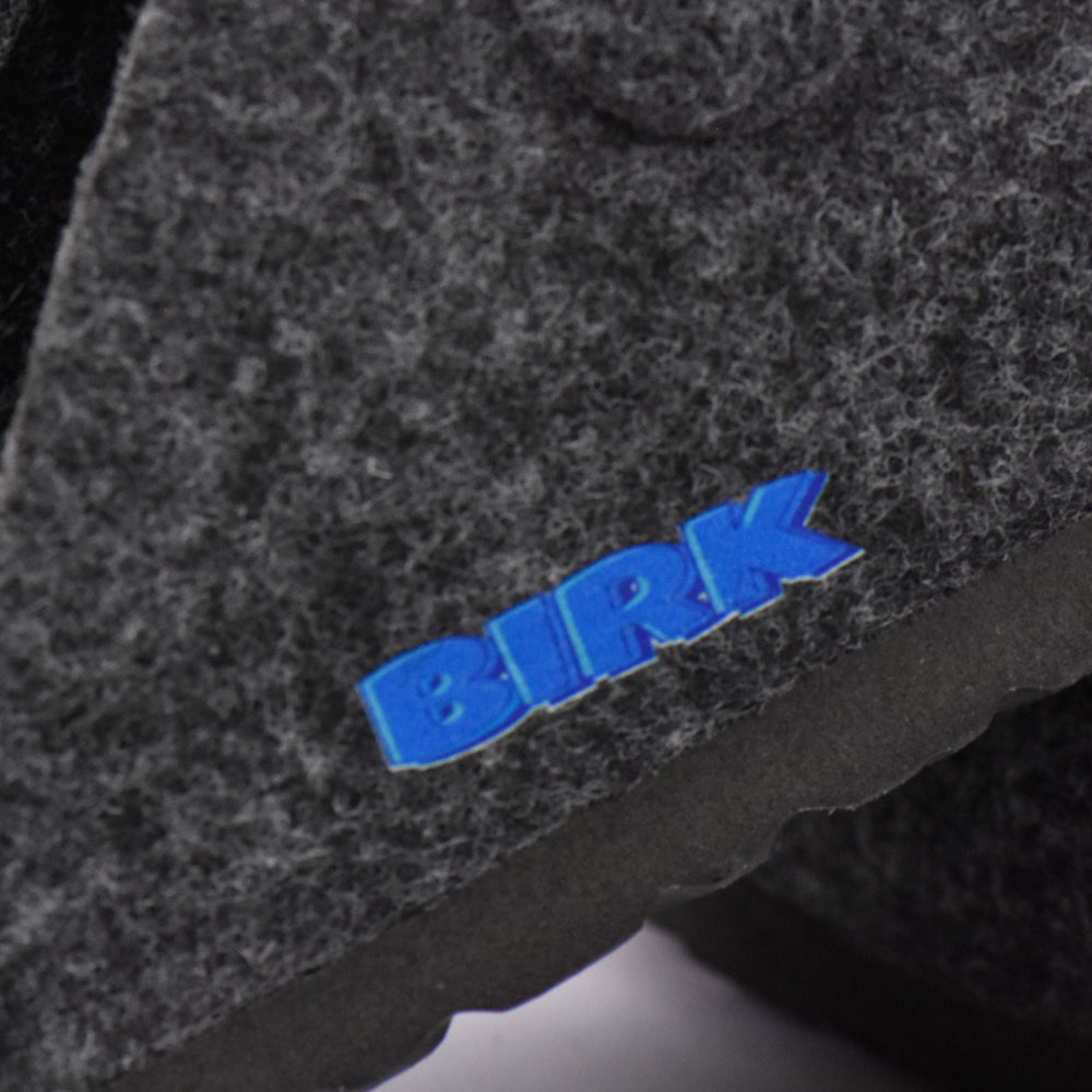 قباقيب بيرك رمادية مسلحة بنبات أسود