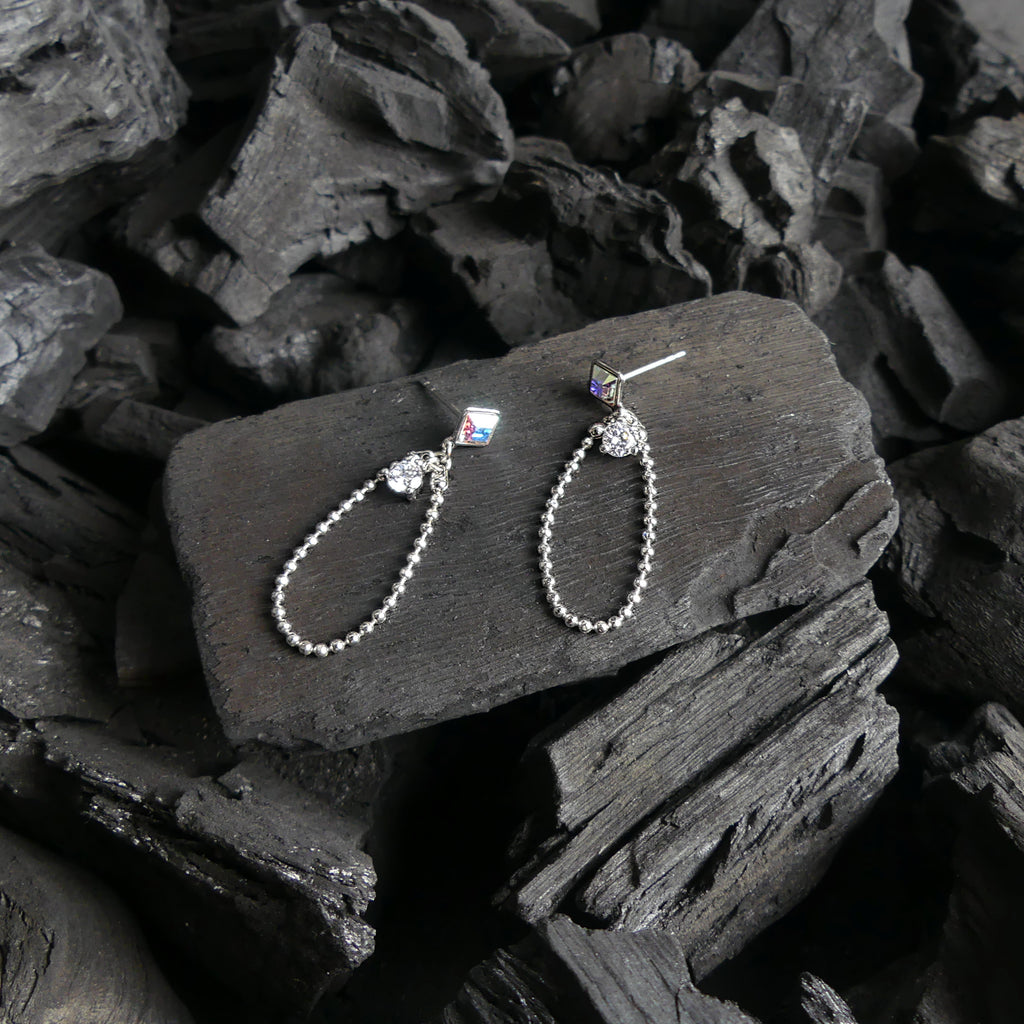 Boucle d'oreille petit carré blanc reflet
